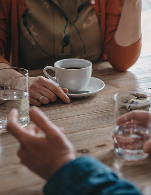 Kaffeetasse auf einem Tisch im Café