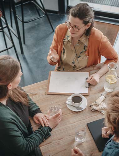 Meeting mit zwei Kundinnen und Katharina Braun im Café